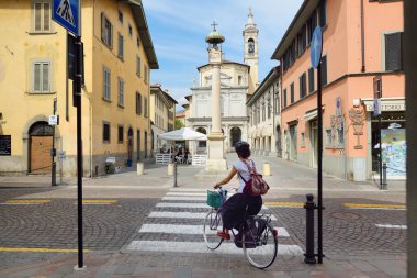 BERGAMO, İtalya - 2019 Nisanı: Bergamo şehrinin güzel ortaçağ sokaklarında turistlerin ve kasaba halkının günlük yaşamı.