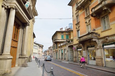 BERGAMO, İtalya - 2019 Nisanı: Bergamo şehrinin güzel ortaçağ sokaklarında turistlerin ve kasaba halkının günlük yaşamı.
