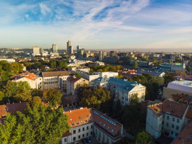 Turuncu ve sarı yaprakları ile sonbaharda güzel Vilnius şehir panoraması. Havadan akşam manzarası. Vilnius, Litvanya'da sonbahar şehir manzarası