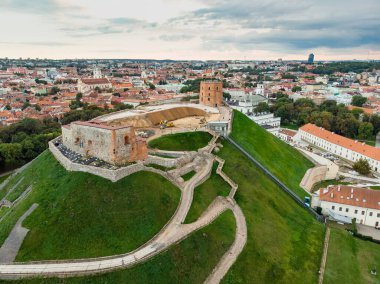 Turuncu ve sarı yaprakları ile sonbaharda güzel Vilnius şehir panoraması. Havadan akşam manzarası. Vilnius, Litvanya'da sonbahar şehir manzarası