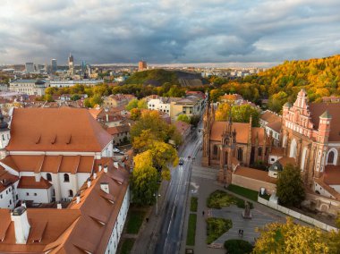 St. Anne Kilisesi ve komşu Bernardine Kilisesi 'nin hava manzarası Vilnius' un en güzel ve muhtemelen en ünlü binalarından biri. Litvanya 'nın başkentinde güzel bir sonbahar günü.
