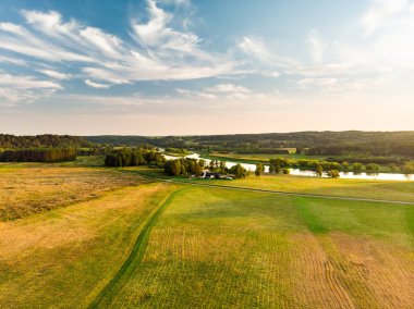 Kernave Arkeoloji alanı, Litvanya Büyük Dükalığı 'nın ortaçağ başkenti, turizm merkezi ve UNESCO Dünya Mirası Alanının havadan görünüşü. Güneşli yaz akşamı.
