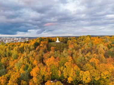 Gün batımında Vilnius Old Town 'a bakan Üç Haç Anıtı' nın havadan görünüşü. Litvanya 'nın Kalnai Parkı' ndaki Üç Haç Tepesi 'nden Vilnius manzarası