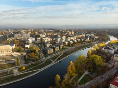 Turuncu ve sarı yaprakları ile sonbaharda güzel Vilnius şehir panoraması. Havadan akşam manzarası. Vilnius, Litvanya'da sonbahar şehir manzarası