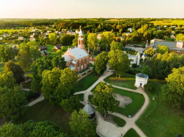 Kernave Arkeoloji alanı, Litvanya Büyük Dükalığı 'nın ortaçağ başkenti, turizm merkezi ve UNESCO Dünya Mirası Alanının havadan görünüşü. Güneşli yaz akşamı.