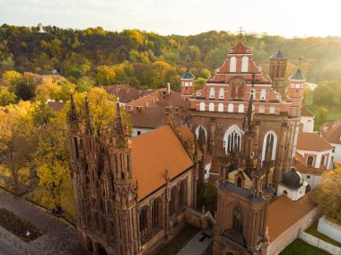 St. Anne Kilisesi ve komşu Bernardine Kilisesi 'nin hava manzarası Vilnius' un en güzel ve muhtemelen en ünlü binalarından biri. Litvanya 'nın başkentinde güzel bir sonbahar günü.