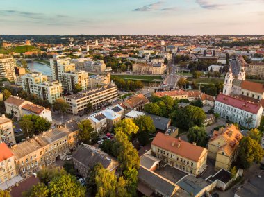Turuncu ve sarı yaprakları ile sonbaharda güzel Vilnius şehir panoraması. Havadan akşam manzarası. Vilnius, Litvanya'da sonbahar şehir manzarası