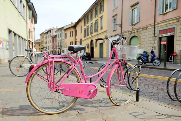 Bergamo Italia Abril 2019 Fila Bicicletas Estacionadas Las Hermosas Calles —  Fotos de Stock