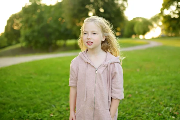 Cute Little Girl Zabawy Świeżym Powietrzu Słoneczny Letni Wieczór Dziecko — Zdjęcie stockowe