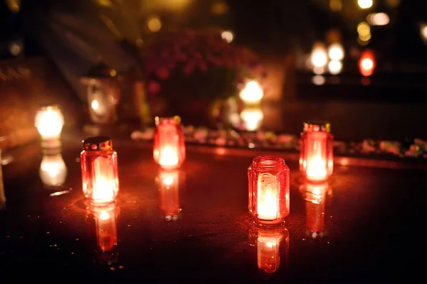 День Душ Литве Зажглись Свечи Свечное Пламя Освещающее Литовское Кладбище — стоковое фото