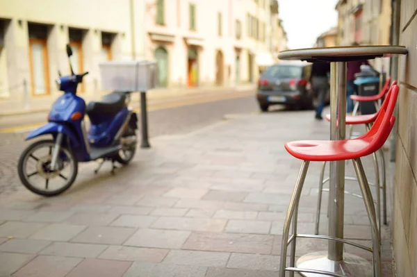 Prázdné Malé Venkovní Restaurační Stoly Červené Židle Městě Bergamo Itálie — Stock fotografie