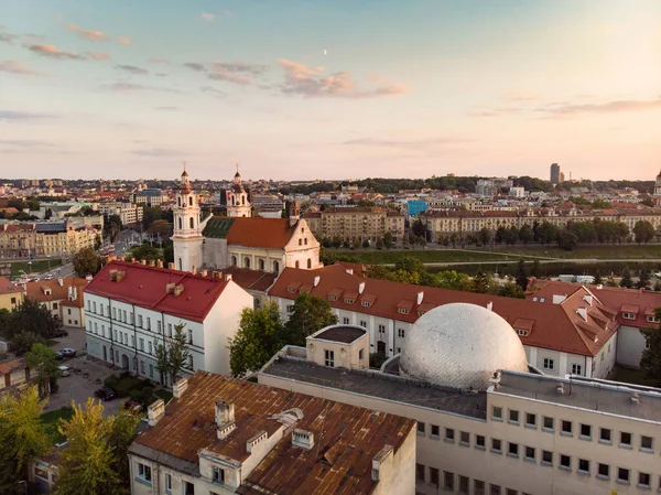 Turuncu Sarı Yaprakları Ile Sonbaharda Güzel Vilnius Şehir Panoraması Havadan — Stok fotoğraf