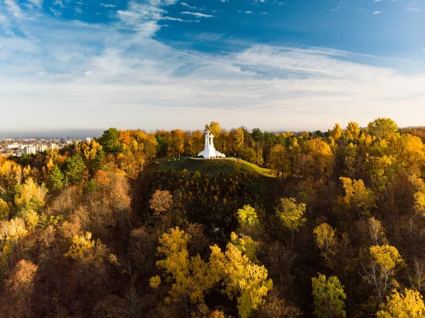 가지면 타운이 내려다 보이는 십자가 기념비를 공중에서 바라본다 리투아니아의 공원에 — 스톡 사진