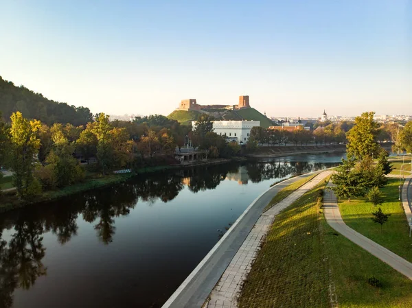 美丽的维尔纽斯城市全景在秋天与橙色和黄色的叶子 空中夜景 立陶宛维尔纽斯的秋季城市风景 — 图库照片