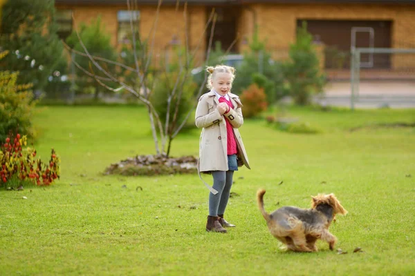 Menina Adorável Divertindo Com Seu Cão Belo Dia Outono Criança — Fotografia de Stock