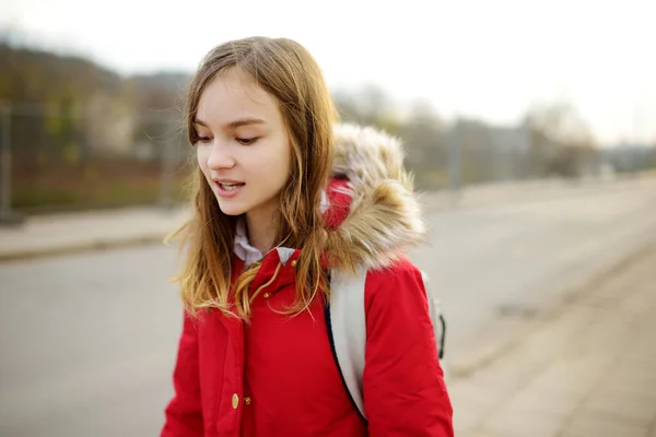 Menina Bonito Com Uma Mochila Indo Para Escola Manhã Fria — Fotografia de Stock