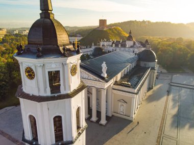 Katedral Meydanı 'nın havadan görünüşü, Vilnius Eski Kasabası' nın ana meydanı, şehrin kamusal hayatının önemli bir konumu, ana caddelerin kesiştiği noktada, Vilnius, Litvanya.