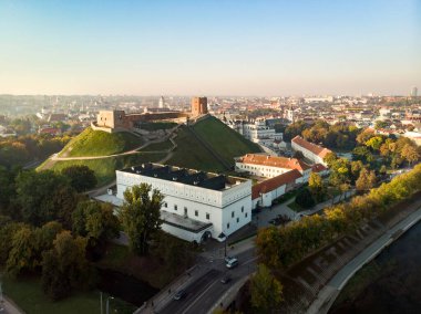 Turuncu ve sarı yaprakları ile sonbaharda güzel Vilnius şehir panoraması. Havadan akşam manzarası. Vilnius, Litvanya'da sonbahar şehir manzarası
