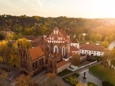 St. Anne Kilisesi ve komşu Bernardine Kilisesi 'nin hava manzarası Vilnius' un en güzel ve muhtemelen en ünlü binalarından biri. Litvanya 'nın başkentinde güzel bir sonbahar günü.