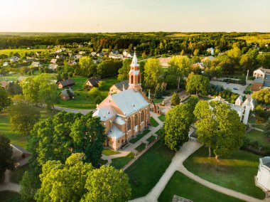 Kernave Arkeoloji alanı, Litvanya Büyük Dükalığı 'nın ortaçağ başkenti, turizm merkezi ve UNESCO Dünya Mirası Alanının havadan görünüşü. Güneşli yaz akşamı.