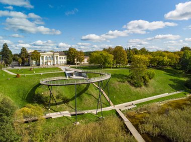 Zarasai Gölü 'nün ve Zarasas Gölü' nün deniz kıyısının hava manzarası, Litvanya 'daki benzersiz ve benzersiz izleme platformu, adalarla gölün özel güzelliğinin tadını çıkarmak için..