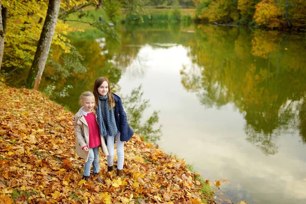 Dos Hermanas Jóvenes Lindas Divirtiéndose Hermoso Día Otoño Niños Felices —  Fotos de Stock