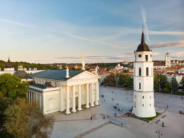 大教堂广场是维尔纽斯老城的主要广场 位于立陶宛维尔纽斯主要街道的交叉口 是该市公共生活的一个关键地点 — 图库照片