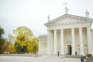 Vilnius Eski Kasabası 'nın ana meydanı olan Katedral Meydanı, ana caddelerin kesiştiği yer olan Vilnius, Litvanya..