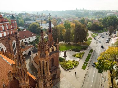 St. Anne Kilisesi ve komşu Bernardine Kilisesi 'nin hava manzarası Vilnius' un en güzel ve muhtemelen en ünlü binalarından biri. Litvanya 'nın başkentinde güzel bir sonbahar günü.