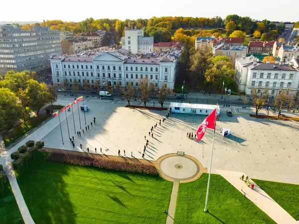 Vilnius Lithuania 10月2020 議会選挙中にヴィリニュスの中心部にあるルキス広場のモバイル投票ポイントの隣に安全な距離を保つ人々のライン — ストック写真