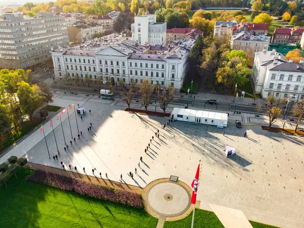 Vilnius Lithuania 10月2020 議会選挙中にヴィリニュスの中心部にあるルキス広場のモバイル投票ポイントの隣に安全な距離を保つ人々のライン — ストック写真