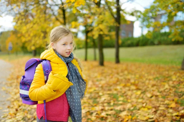 Menina Bonito Com Uma Mochila Indo Para Escola Manhã Fria — Fotografia de Stock