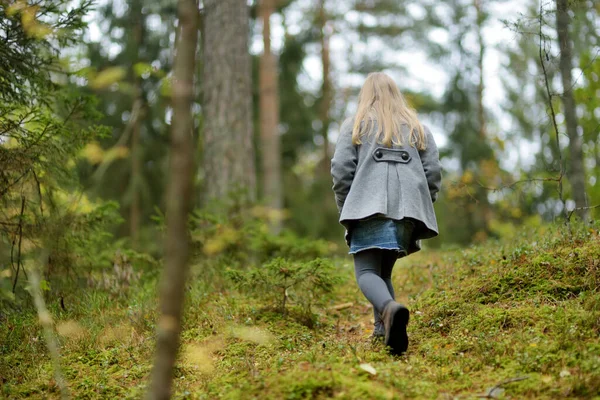 Güzel Bir Sonbahar Gününde Ormanda Eğlenen Tatlı Bir Genç Kız — Stok fotoğraf