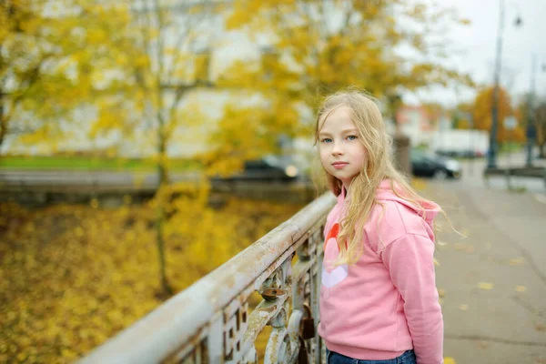 Schattig Jong Meisje Heeft Plezier Mooie Zonnige Herfstdag Actieve Familievakantie — Stockfoto