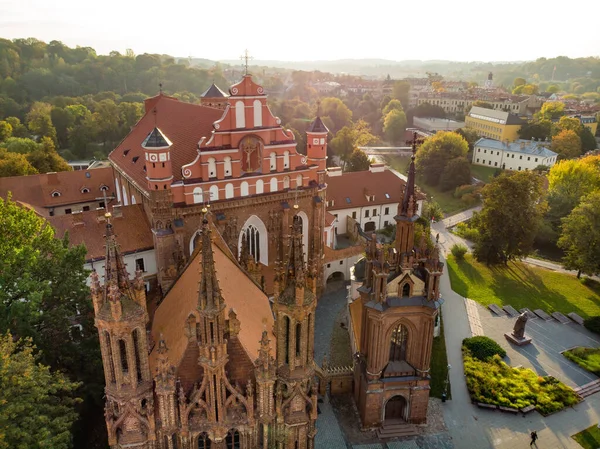 St. Anne Kilisesi ve komşu Bernardine Kilisesi 'nin hava manzarası Vilnius' un en güzel ve muhtemelen en ünlü binalarından biri. Litvanya 'nın başkentinde güzel bir sonbahar günü.