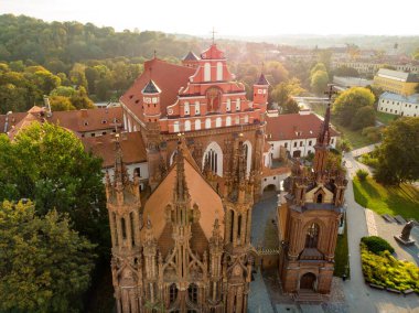 St. Anne Kilisesi ve komşu Bernardine Kilisesi 'nin hava manzarası Vilnius' un en güzel ve muhtemelen en ünlü binalarından biri. Litvanya 'nın başkentinde güzel bir sonbahar günü.