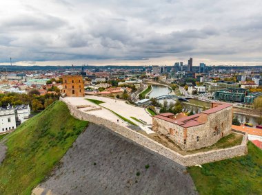 Turuncu ve sarı yaprakları ile sonbaharda güzel Vilnius şehir panoraması. Havadan akşam manzarası. Vilnius, Litvanya'da sonbahar şehir manzarası