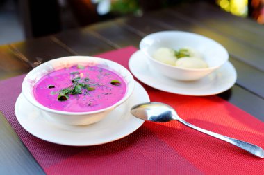 Litvanya 'nın tuzlu pancar çorbası. Pancar kökü ve kefir 'den yapılmış parlak pembe çorba ve haşlanmış patatesle servis ediliyor. Geleneksel Litvanya mutfağı.