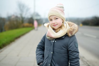Güzel, güneşli bir sonbahar gününde eğlenen tatlı bir genç kız. Çocuklarla aktif aile eğlencesi. Aile eğlencesi..