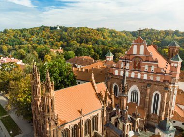 St. Anne Kilisesi ve komşu Bernardine Kilisesi 'nin hava manzarası Vilnius' un en güzel ve muhtemelen en ünlü binalarından biri. Litvanya 'nın başkentinde güzel bir sonbahar günü.