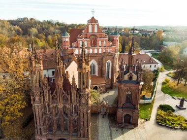 St. Anne Kilisesi ve komşu Bernardine Kilisesi 'nin hava manzarası Vilnius' un en güzel ve muhtemelen en ünlü binalarından biri. Litvanya 'nın başkentinde güzel bir sonbahar günü.