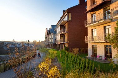 Litvanya, Vilnius 'ta yeni bir yerleşim yeri. Yeni modern daire kompleksi. Avrupai apartman kompleksi ve açık hava tesisleri.