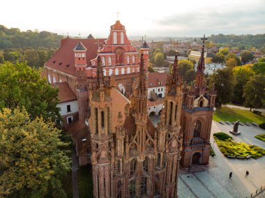 St. Anne Kilisesi ve komşu Bernardine Kilisesi 'nin hava manzarası Vilnius' un en güzel ve muhtemelen en ünlü binalarından biri. Litvanya 'nın başkentinde güzel bir sonbahar günü.