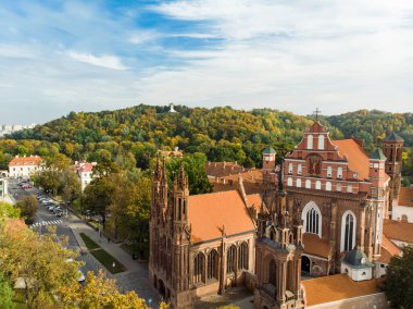 St. Anne Kilisesi ve komşu Bernardine Kilisesi 'nin hava manzarası Vilnius' un en güzel ve muhtemelen en ünlü binalarından biri. Litvanya 'nın başkentinde güzel bir sonbahar günü.