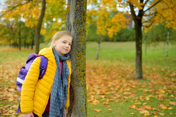 在寒冷的秋日早晨 背着背包上学的年轻姑娘真可爱 — 图库照片