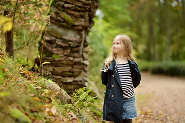 Schattig Jong Meisje Dat Plezier Heeft Een Mooie Herfstdag Het — Stockfoto