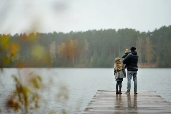 Vater Und Zwei Kinder Amüsieren Sich Einem Spätherbsttag See Entzückender — Stockfoto