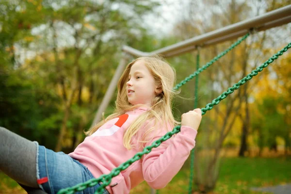 Όμορφο Κορίτσι Διασκεδάζει Μια Παιδική Χαρά Στο Όμορφο Πάρκο Του — Φωτογραφία Αρχείου