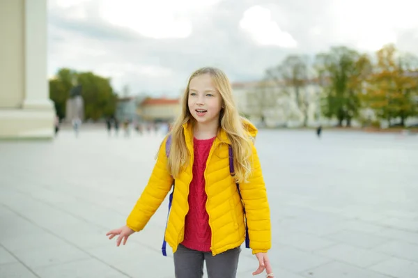 Schattig Jong Meisje Heeft Plezier Mooie Zonnige Herfstdag Actieve Familievakantie — Stockfoto