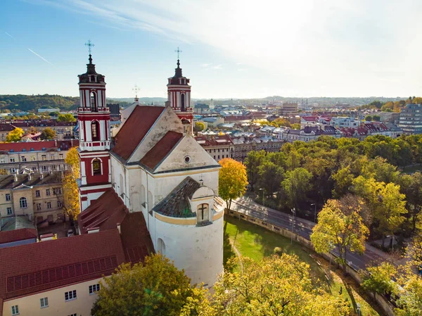 Turuncu Sarı Yaprakları Ile Sonbaharda Güzel Vilnius Şehir Panoraması Havadan — Stok fotoğraf